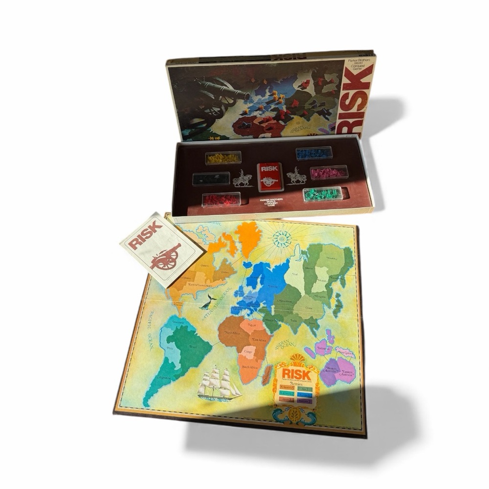 Vintage 1975 RISK Parker Brothers World Conquest Game - Complete, Smoke smell
